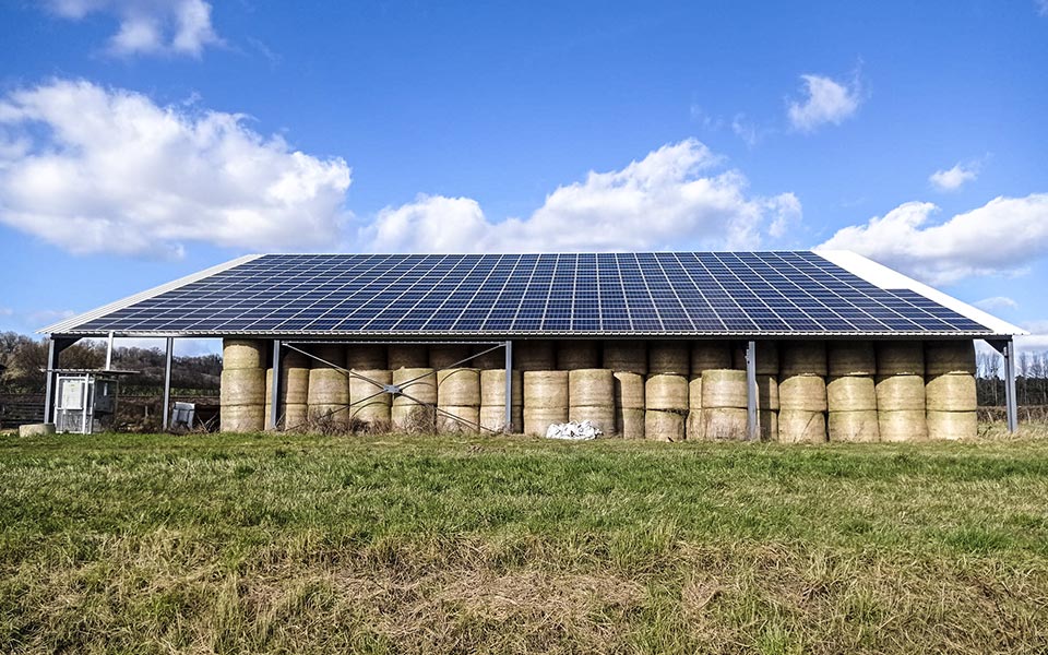 Bâtiment agricole avec des panneaux solaires. Page projets. Farm building with solar panels. Projects page.