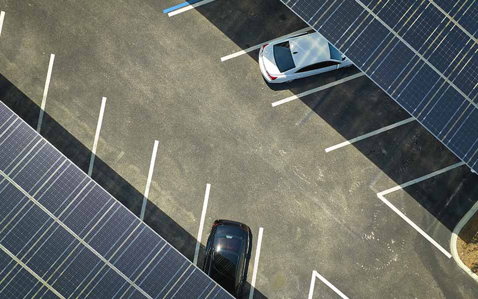 Ombrière photovoltaïque sur un parking. Page projets. Photovoltaic shade on a car park. Projects page.