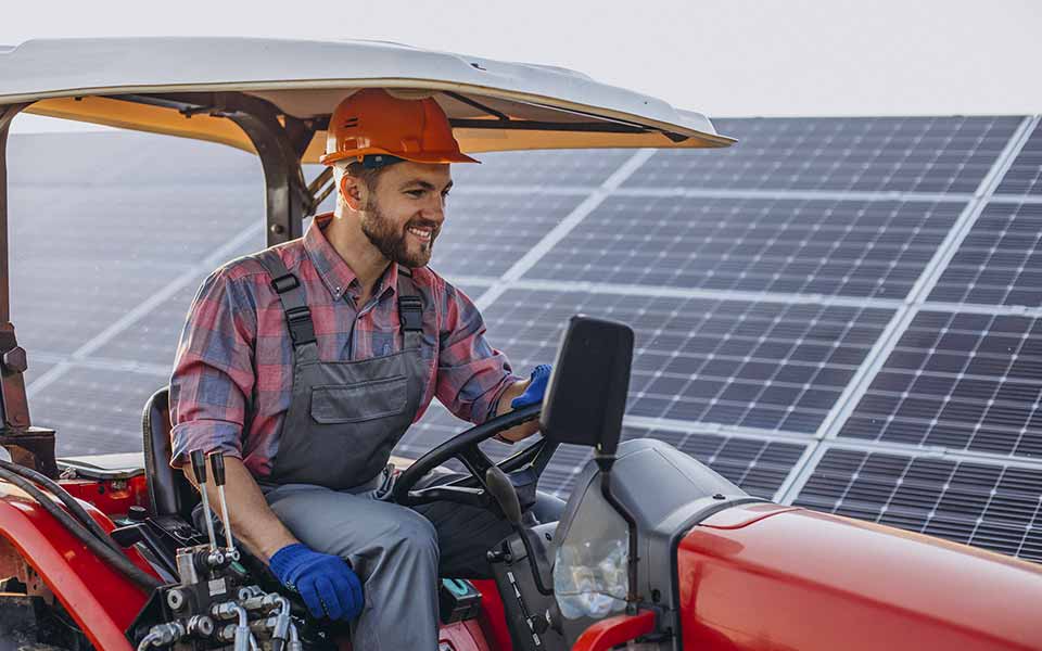 Agriculteur dans une ferme de panneaux photovoltaïque. Page projets. Farmer on a photovoltaic panel farm. Projects page.